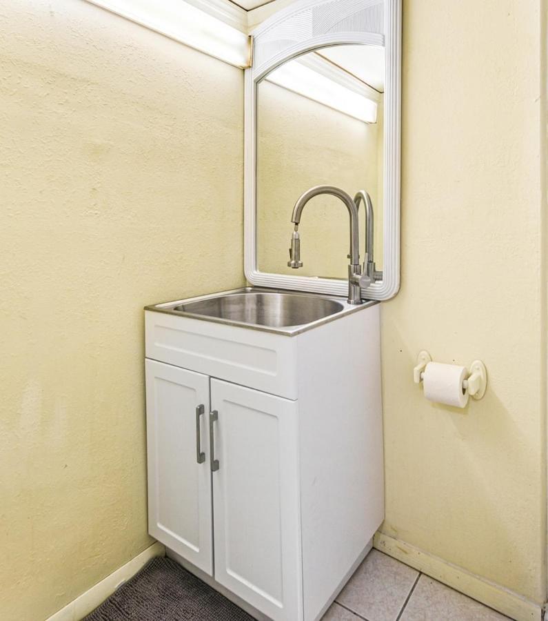 Private Hallandale Beach Studio Wbath Walking Distance To The Beach Pool Free Parking Εξωτερικό φωτογραφία