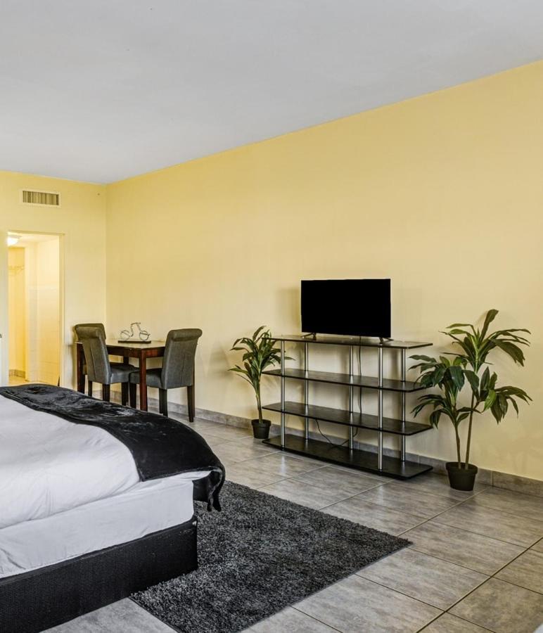 Private Hallandale Beach Studio Wbath Walking Distance To The Beach Pool Free Parking Εξωτερικό φωτογραφία