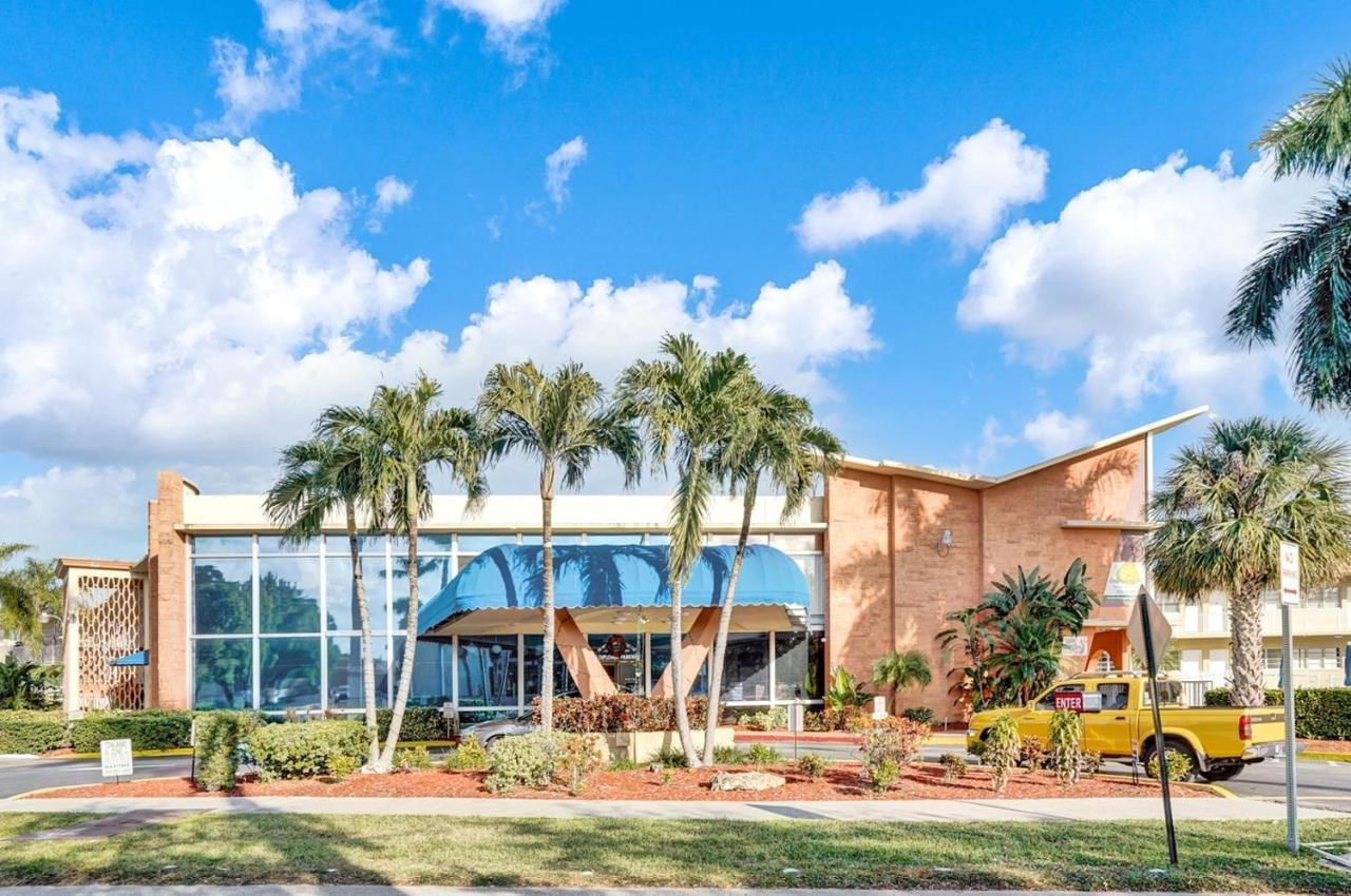 Private Hallandale Beach Studio Wbath Walking Distance To The Beach Pool Free Parking Εξωτερικό φωτογραφία